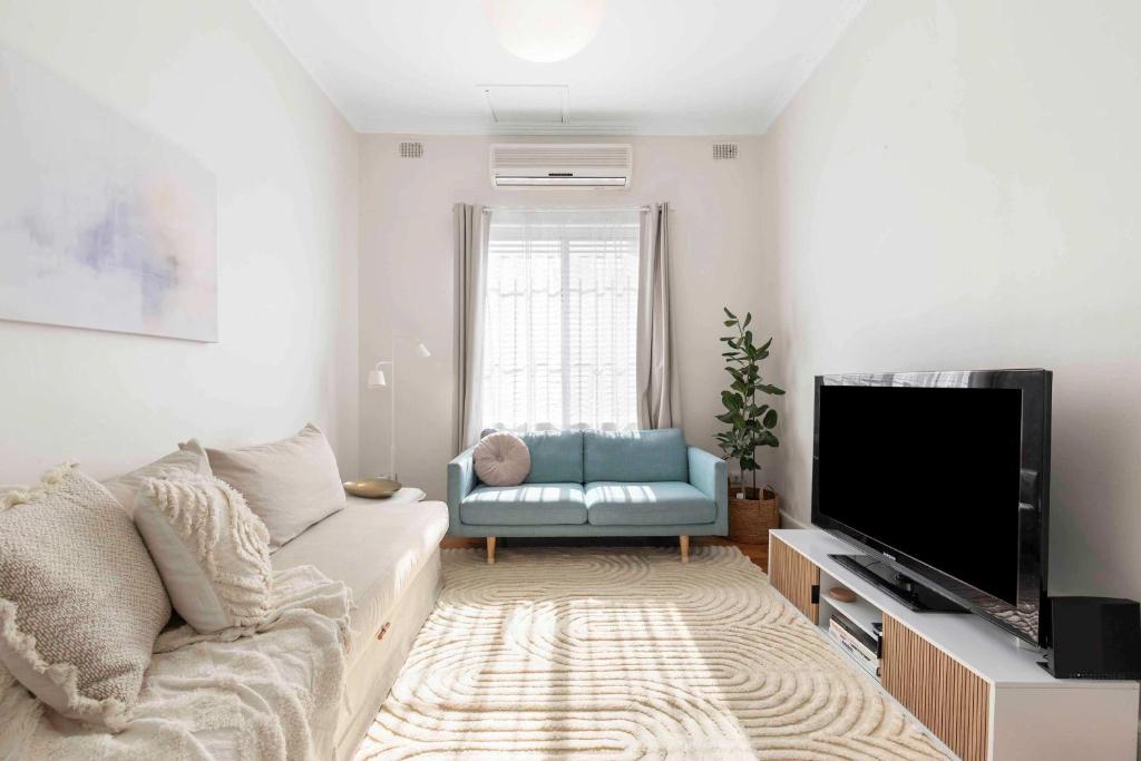 Μια τηλεόραση ή/και κέντρο ψυχαγωγίας στο Oakley Cottage, Adelaide CBD