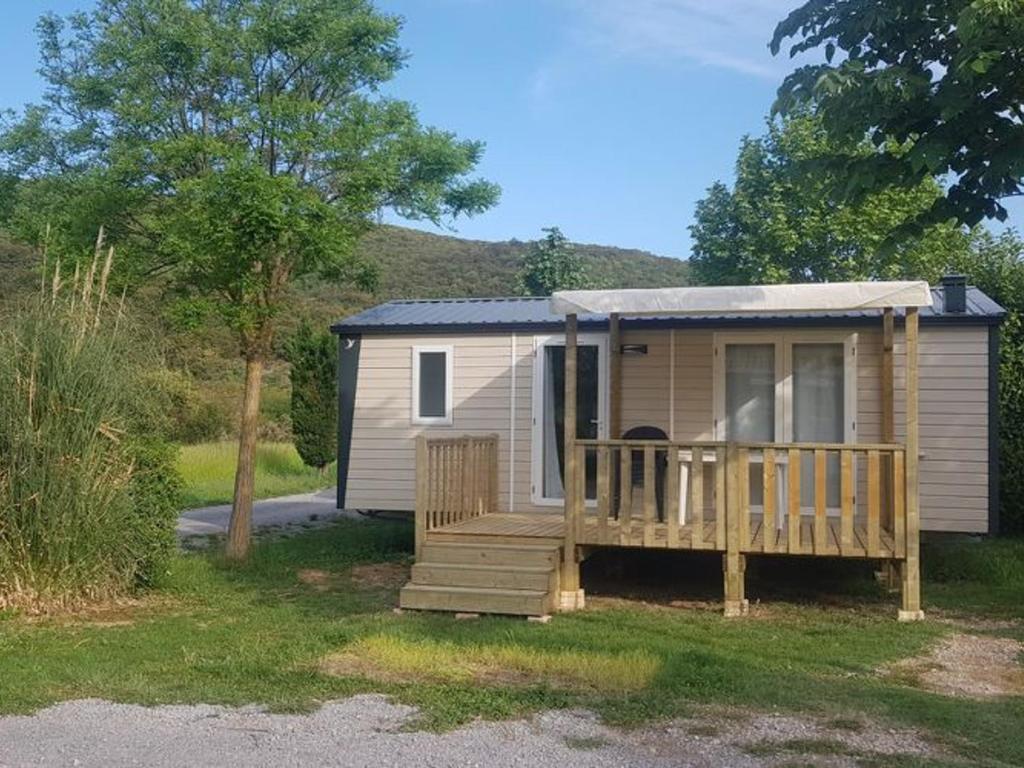 Το κτήριο όπου στεγάζεται  το κάμπινγκ