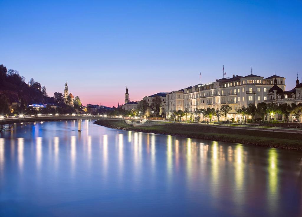 Výhled na řeku, která protéká v blízkosti hotelu