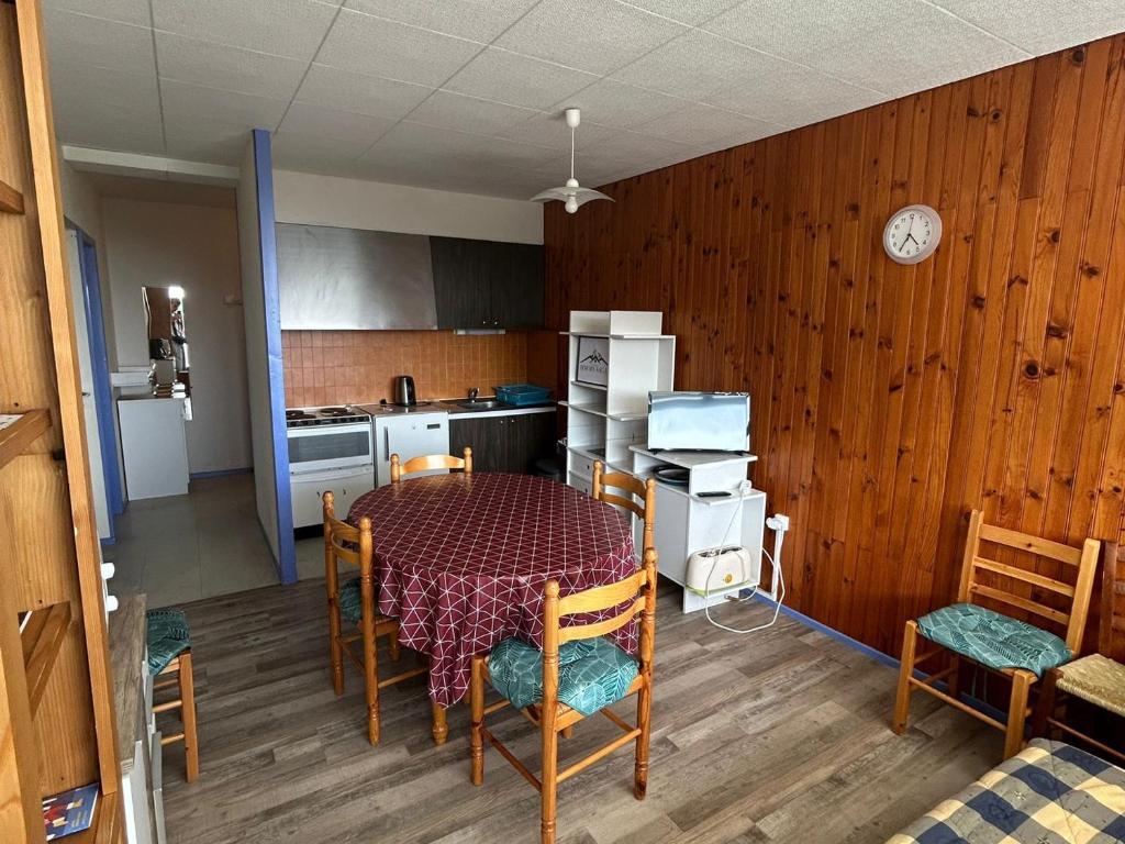 une cuisine et une salle à manger avec une table et des chaises dans l'établissement Appartement 2 pièces vue montagne, proche pistes et lac - FR-1-814-64, à Besse-et-Saint-Anastaise