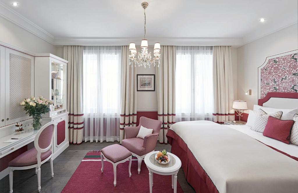 Postel nebo postele na pokoji v ubytování Hotel Sacher Salzburg