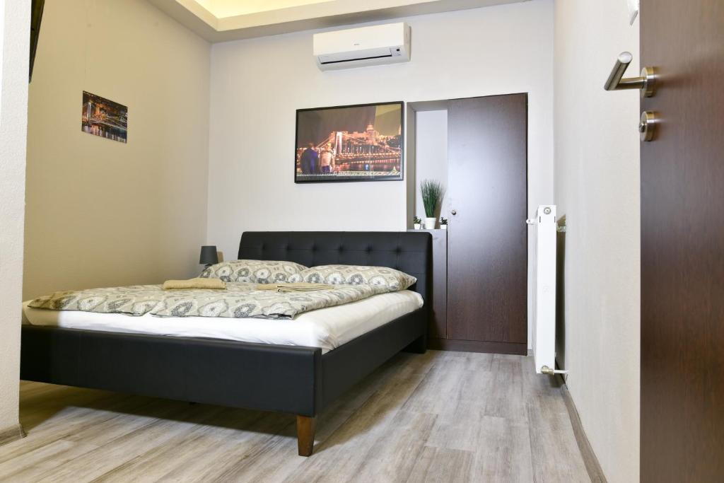 Postel nebo postele na pokoji v ubytování Corvin Point Rooms and Apartments
