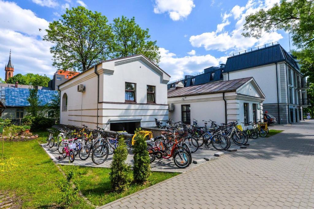 un grupo de bicicletas estacionadas frente a un edificio en Rodante Apartments, en Druskininkai