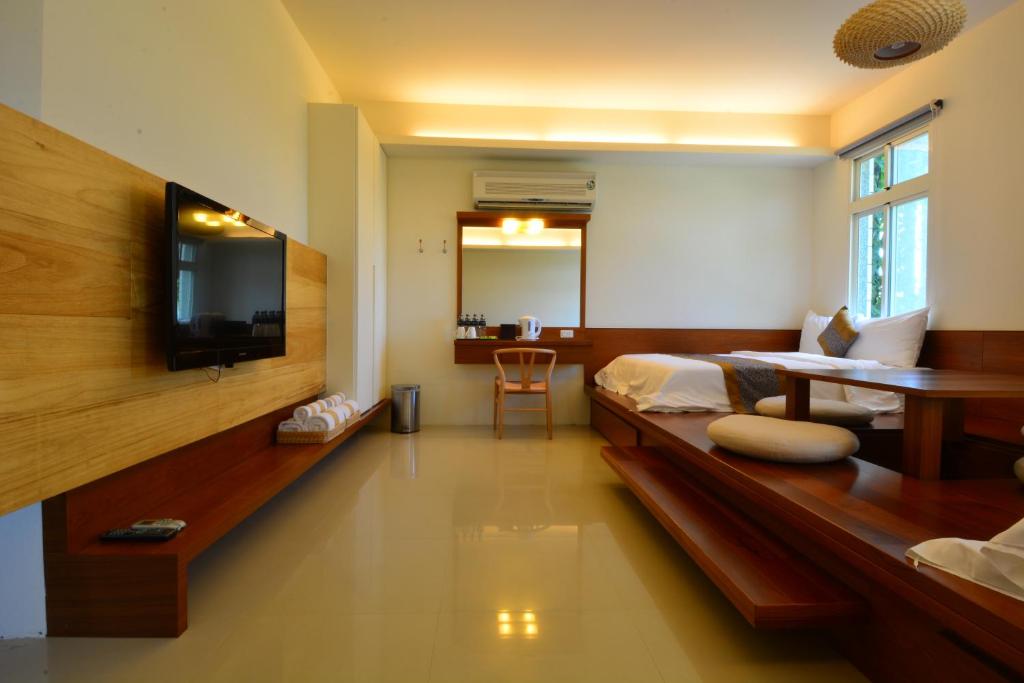 TV a/nebo společenská místnost v ubytování Simple Happiness B&B