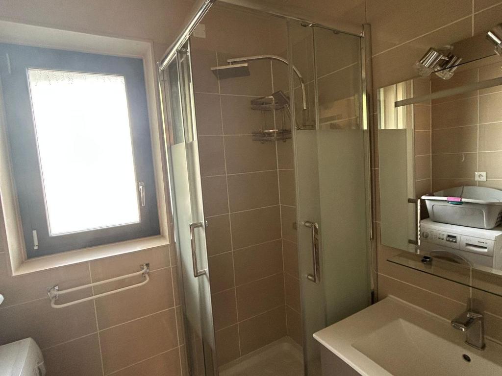 une salle de bain avec douche et lavabo dans l'établissement Grand 3 pièces avec vue sur pistes et lac à Besse - FR-1-814-129, à Besse-et-Saint-Anastaise