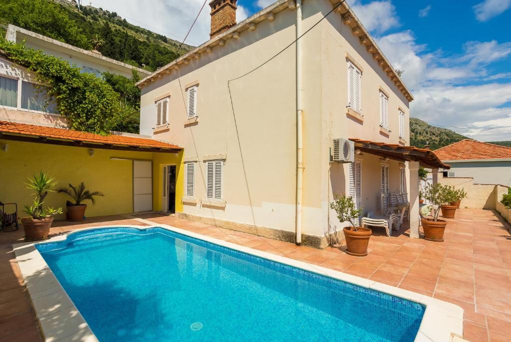 Villa con piscina frente a una casa en Central Apartment, en Dubrovnik
