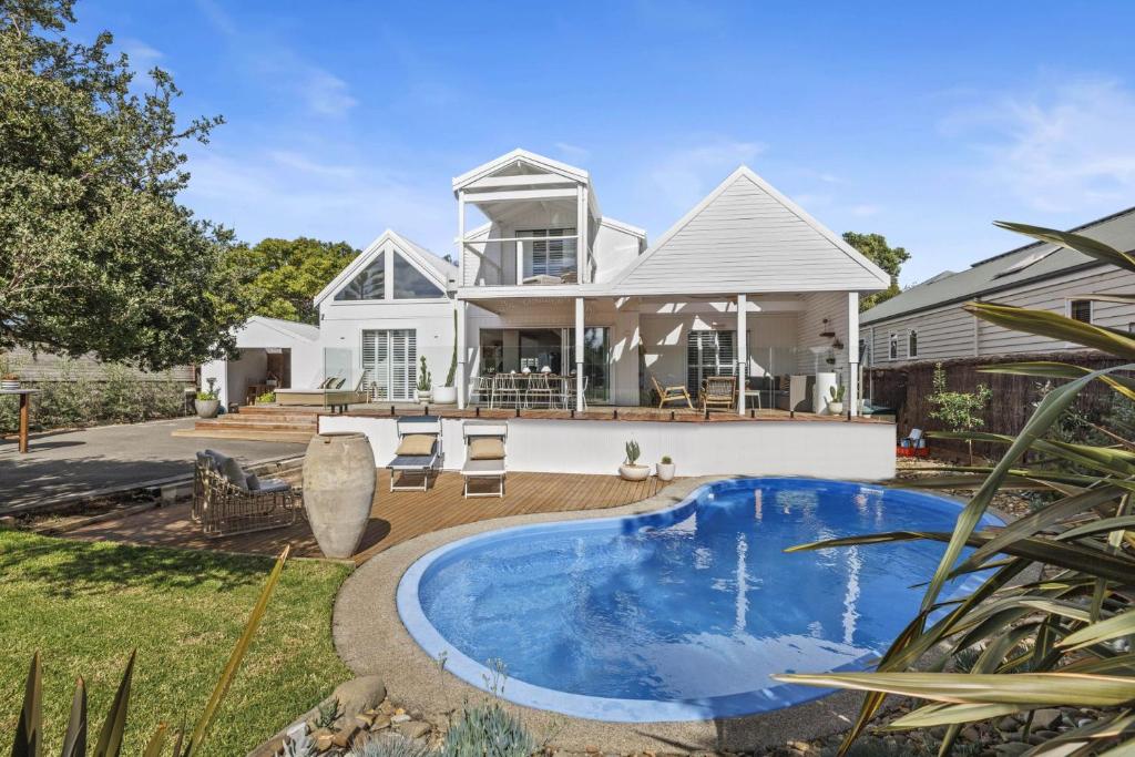 Piscina de la sau aproape de Settlers Cove Poolside Luxury Retreat