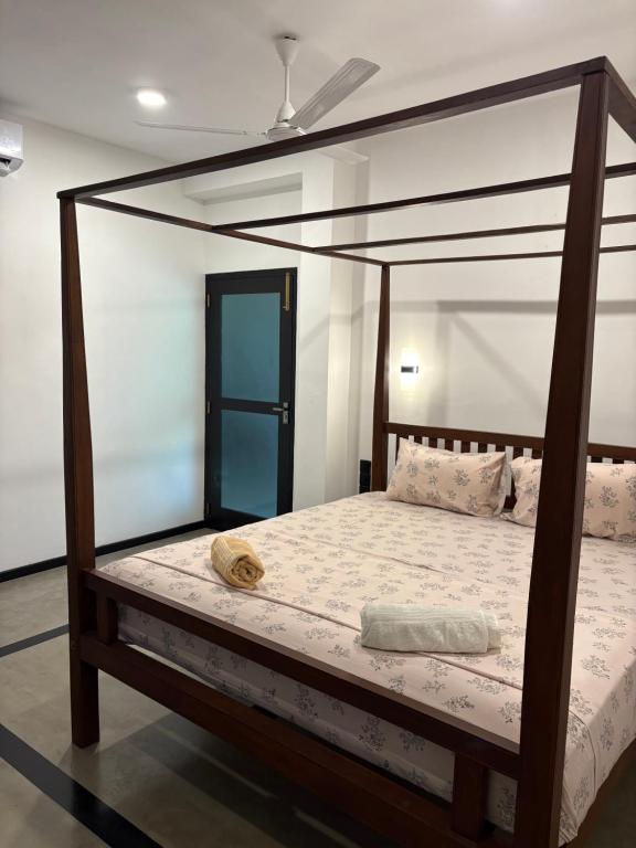 Ένα ή περισσότερα κρεβάτια σε δωμάτιο στο Villa Leo hikkaduwa