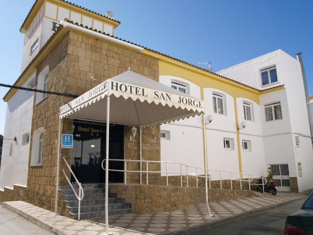 un edificio con un letrero de un hotel en el cielo en Hotel San Jorge, en Alcalá de los Gazules