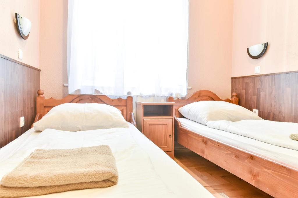 Postel nebo postele na pokoji v ubytování Corvin Point Rooms and Apartments