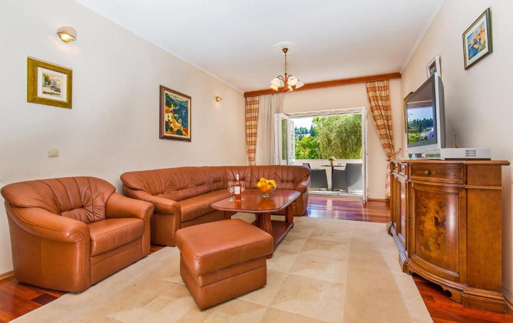 Televízia a/alebo spoločenská miestnosť v ubytovaní Hotel Dubrovnik