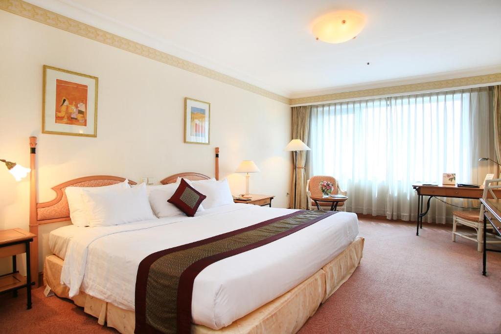 Grand Deluxe King Bed  Lake View