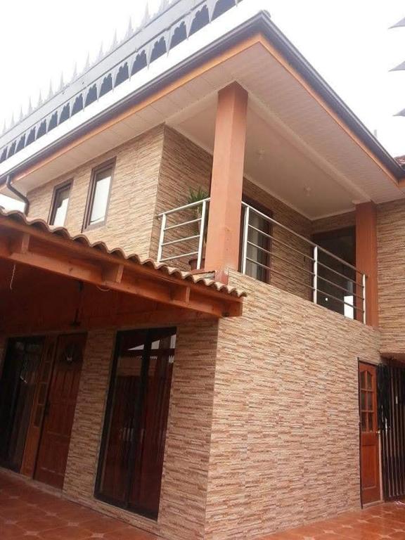 a brick building with a balcony on top of it at Casa Giovanna Equipada Estacionamiento Propio en Santiago in Santiago