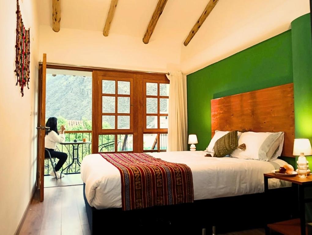 Un dormitorio con una cama con una pared verde. en Hotel and Country House Valle Sagrado de los Incas, en Huaran