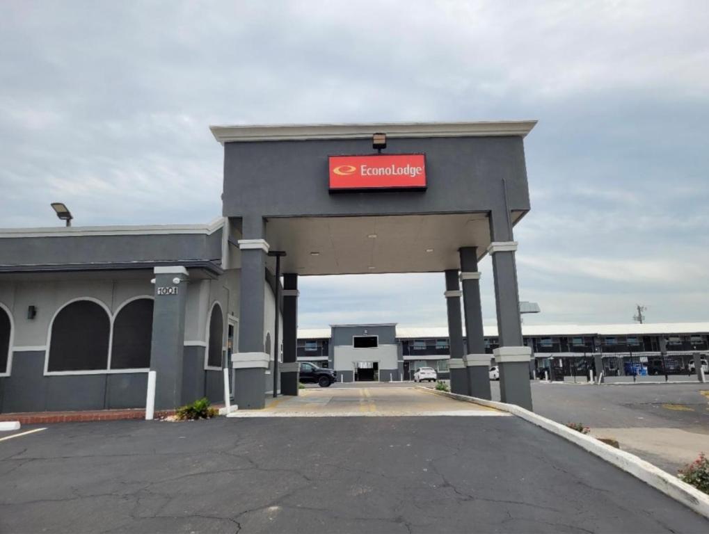 a gas station with a sign on top of it at Econo Lodge Temple in Temple