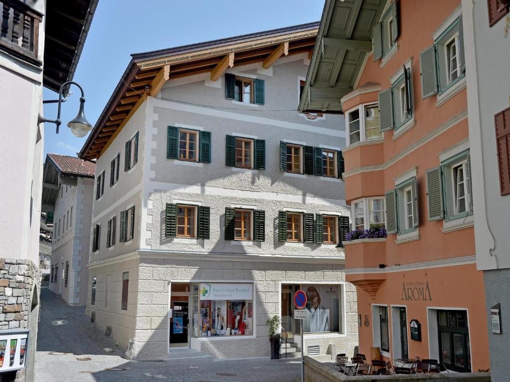 een gebouw met groene ramen in een straat bij Jägerhaus Apartment near ski area in Hopfgarten im Brixental