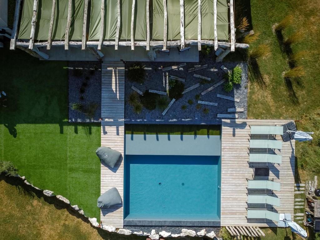 La villa d'Eva في Léguillac-de-Lauche: منظر علوي لحمام سباحة في فناء
