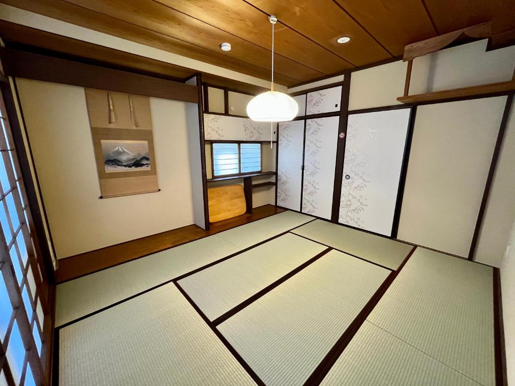 GU Hotel Traditional Japanese-Style House in Tokyo15 Minutes by Train from Shinjuku Sleeps Up to 10 Guests