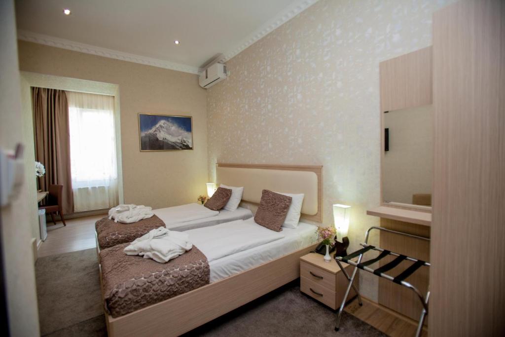 Postel nebo postele na pokoji v ubytování Rustaveli Palace