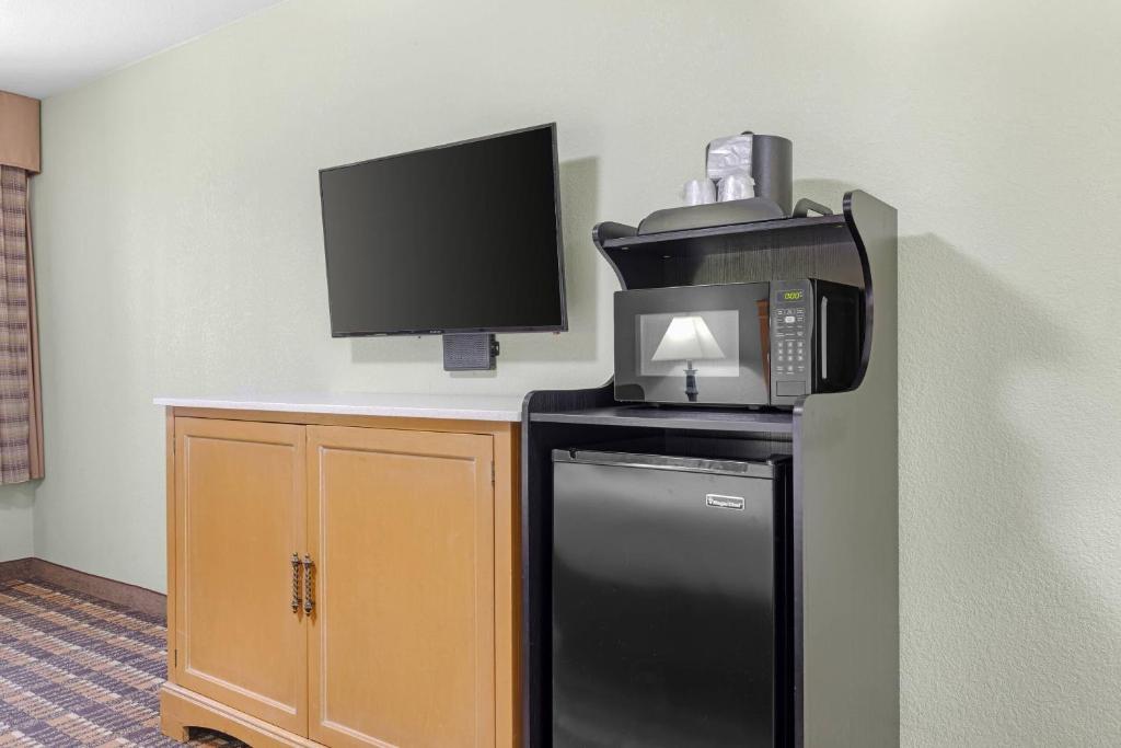 Quality Inn & Suites Plano East - Richardson - Standard King Room - Non-Smoking