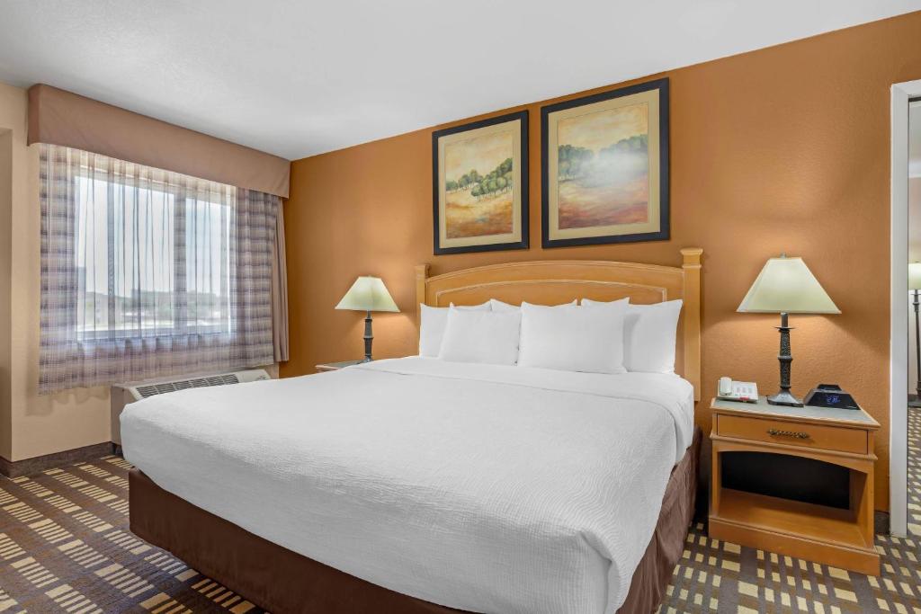Quality Inn & Suites Plano East - Richardson - King Suite - Non-Smoking