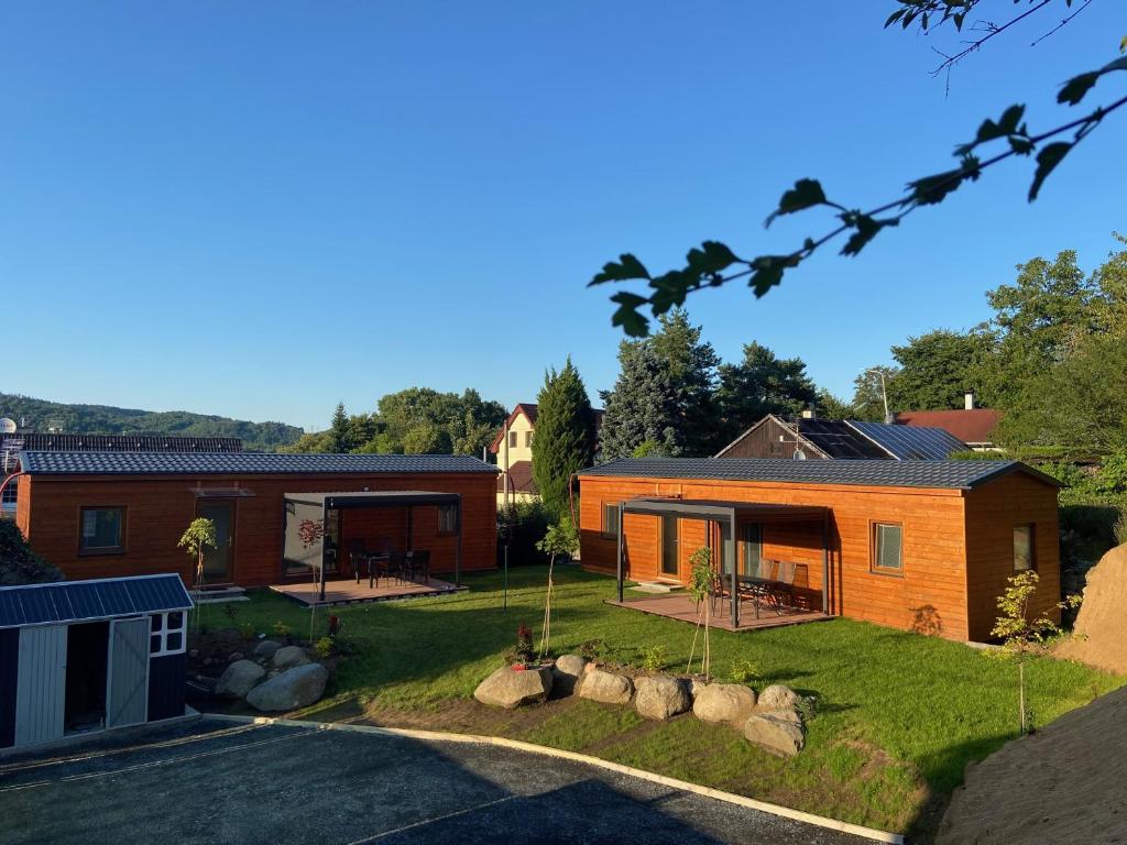 a house with a yard with a driveway at Domky Slapy pod golfem in Slapy