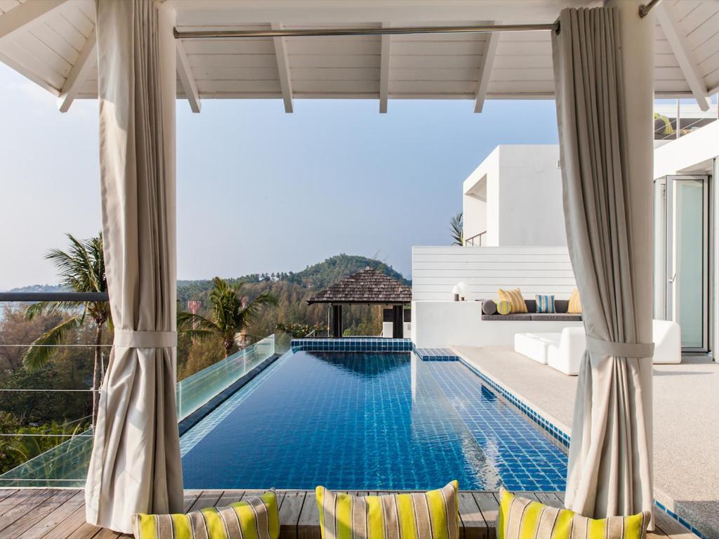 uma piscina numa villa com vista em Villa Sammasan by Elite Havens em Praia de Surin