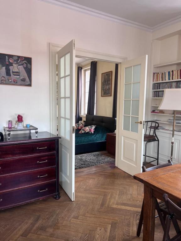 a kitchen and living room with a door and a table at Apartment Castle Square z widokiem na Plac Zamkowy i Zamek Królewski in Warsaw