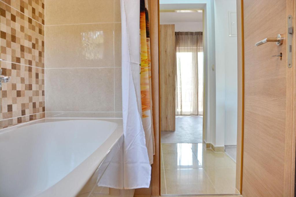 W łazience znajduje się wanna i prysznic. w obiekcie Apartments Clara w Nin