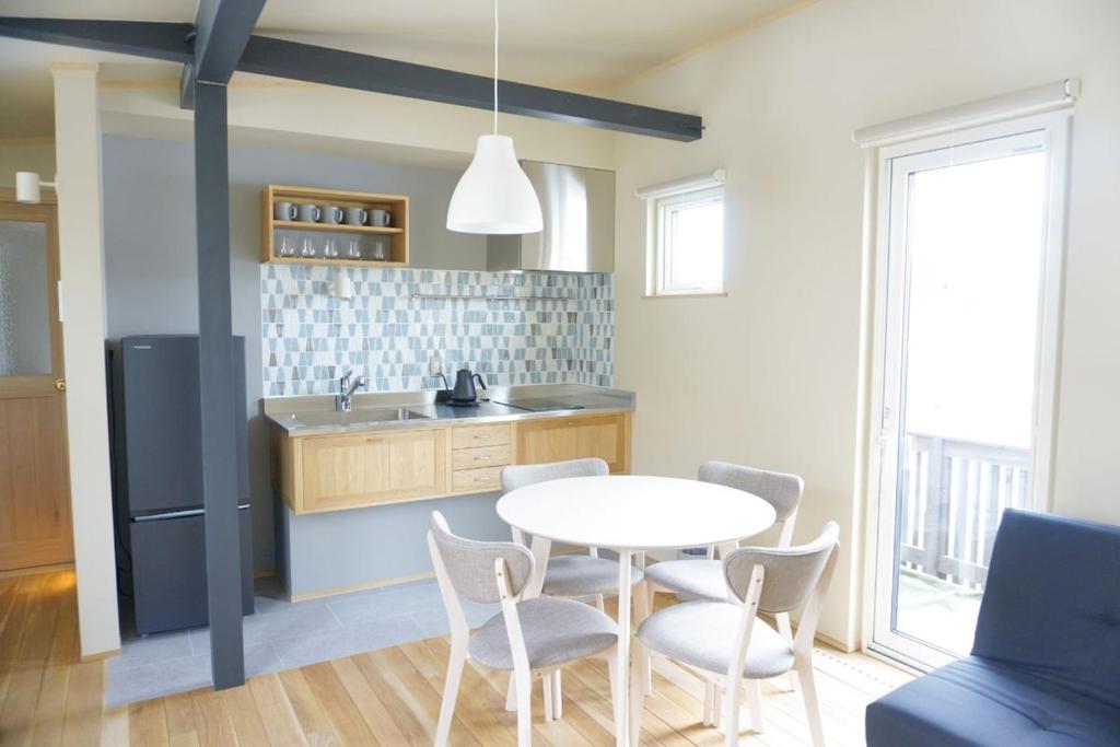 美瑛町にあるFarm Stay Chiyoda-Saraのキッチン(テーブル、椅子、シンク付)