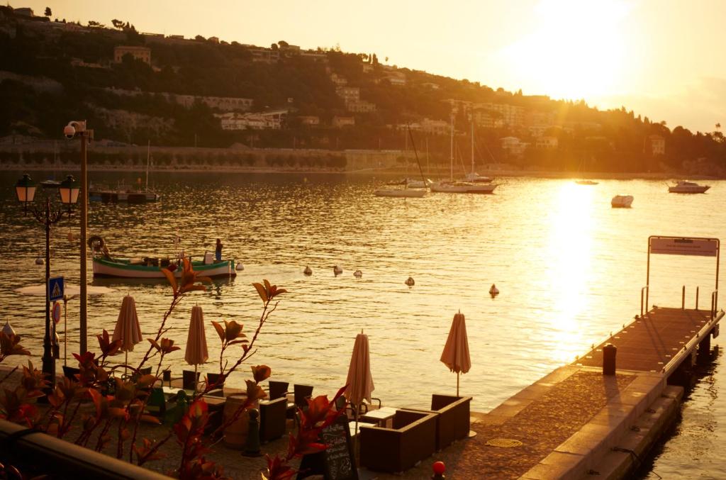 un groupe de personnes nageant dans un corps d'eau dans l'établissement Welcome Hotel, à Villefranche-sur-Mer