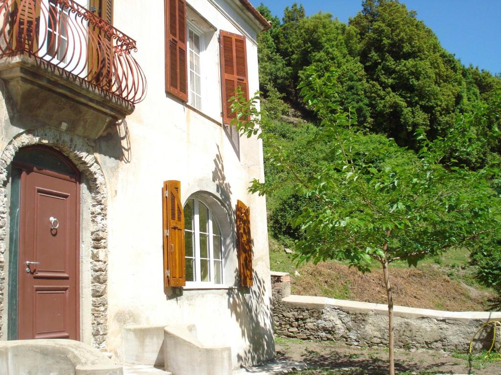 un bâtiment avec une porte rouge et un arbre dans l'établissement Casa Defranchi, à Sant Andrea di Bozio