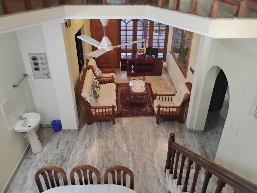 een woonkamer en eetkamer aan het plafond bij Villa De Amore in Alleppey