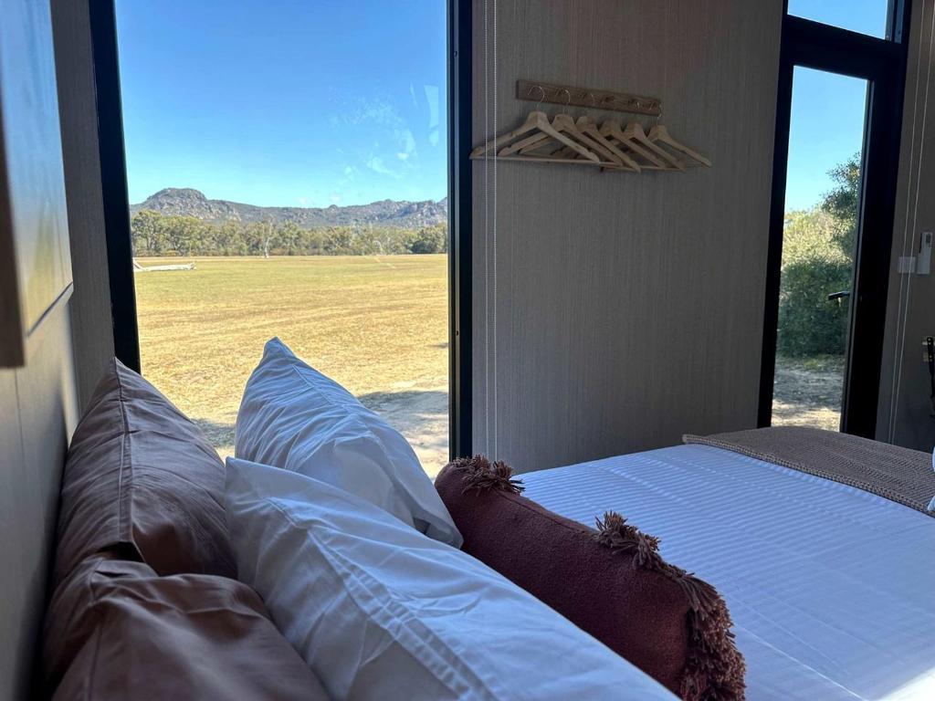 Photo inspiration: Visual Reference: Off Grid Tiny House With Stunning Mountain Views In Victoria