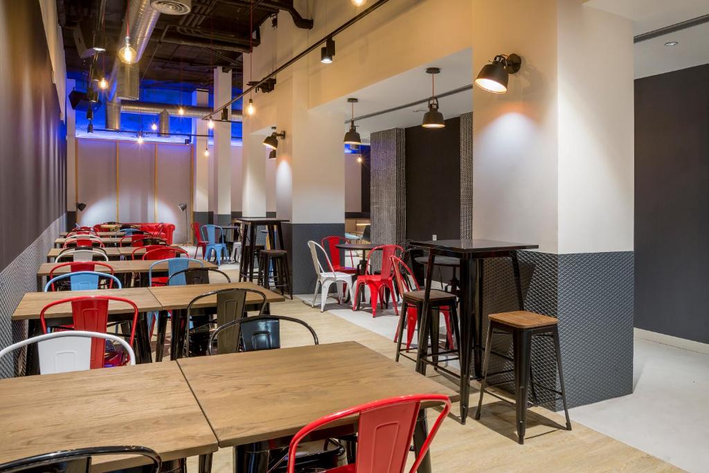 Un restaurante o sitio para comer en Mola Hostel