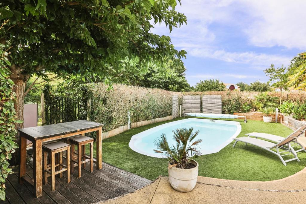 Swimmingpoolen hos eller tæt på Maison de vacance avec piscine proche de la mer