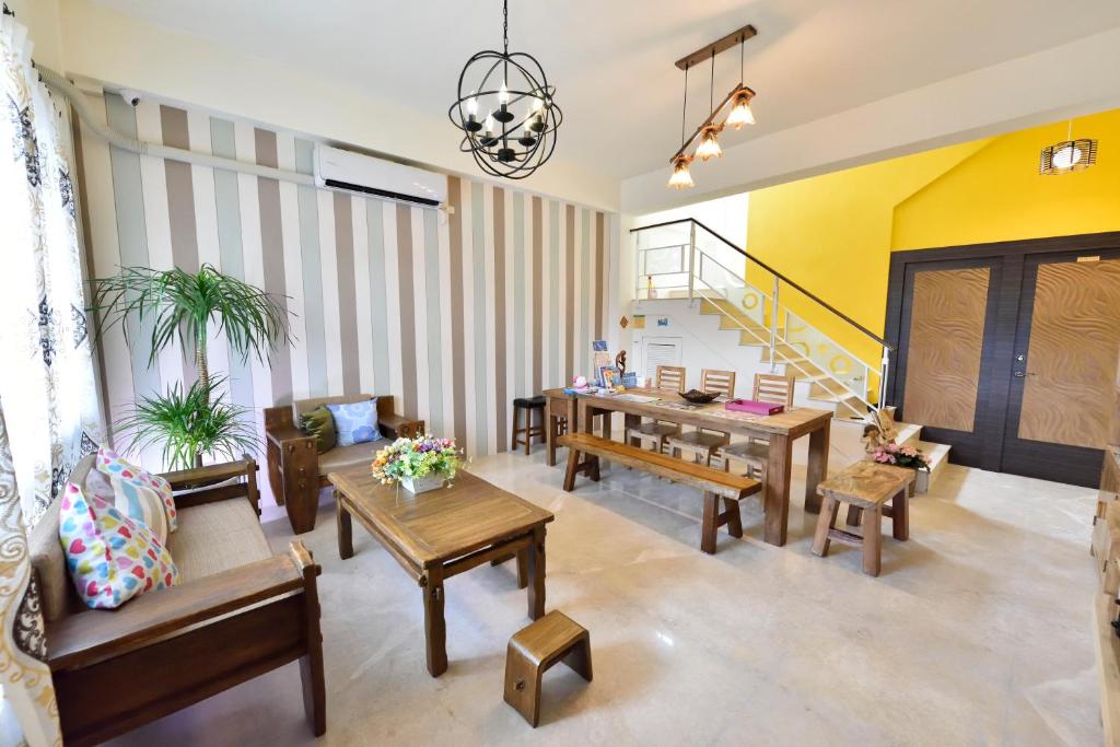 花蓮市的住宿－雅漾民宿(近東大門夜市)，一间带桌椅的客厅和楼梯