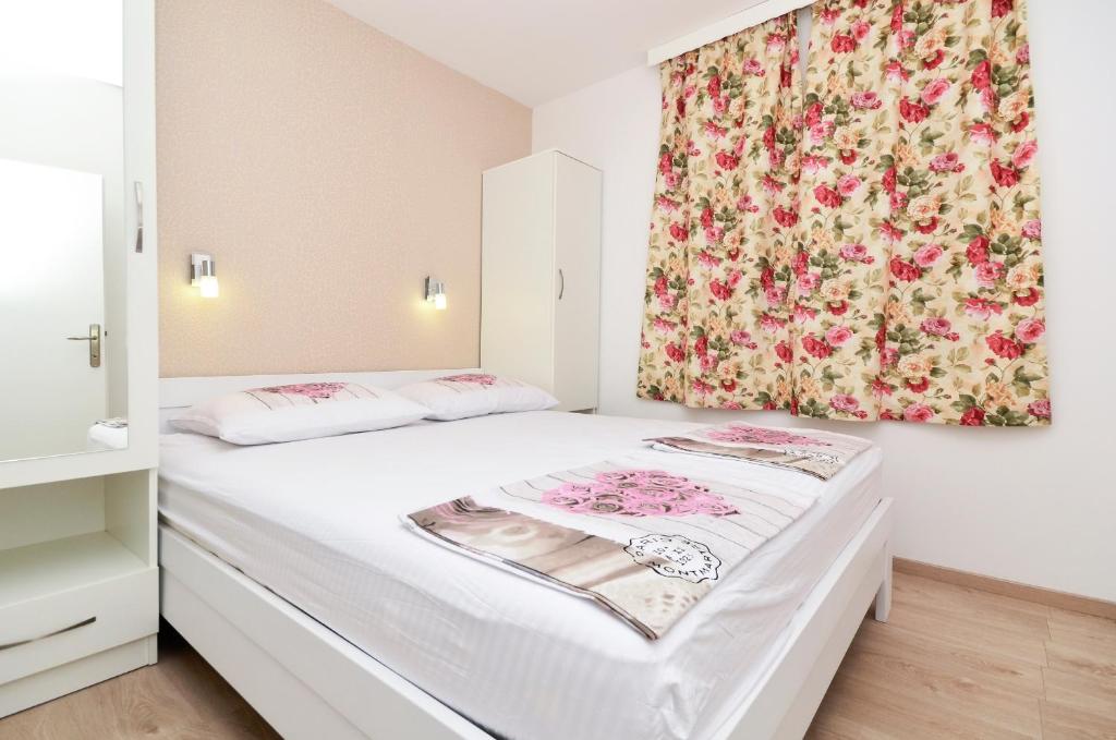 Postel nebo postele na pokoji v ubytování Apartment Mira II