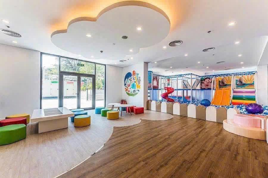 une grande pièce avec des chaises colorées et un grand plafond dans l'établissement SAPHIRE Hạ Long, à Hạ Long