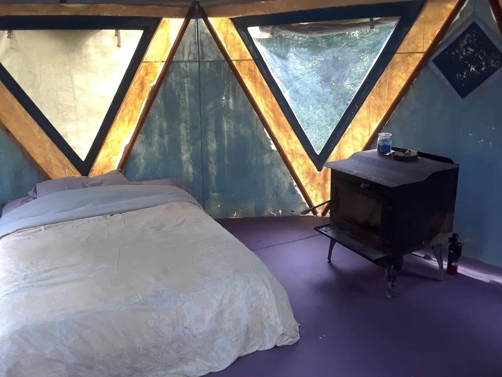 Ένα ή περισσότερα κρεβάτια σε δωμάτιο στο Yurt Nestled in Nature on Community in Nova Scotia, Canada