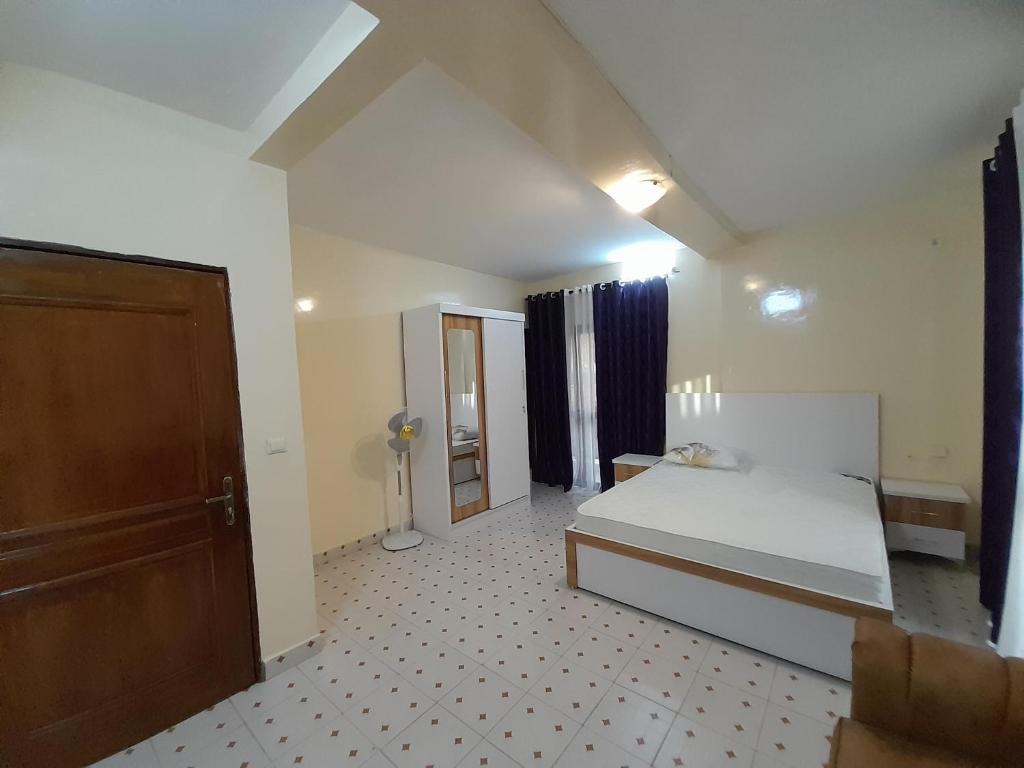 Ένα ή περισσότερα κρεβάτια σε δωμάτιο στο La PERLE NOIRE Dakar, Guédiawaye, Cité Cour Suprême