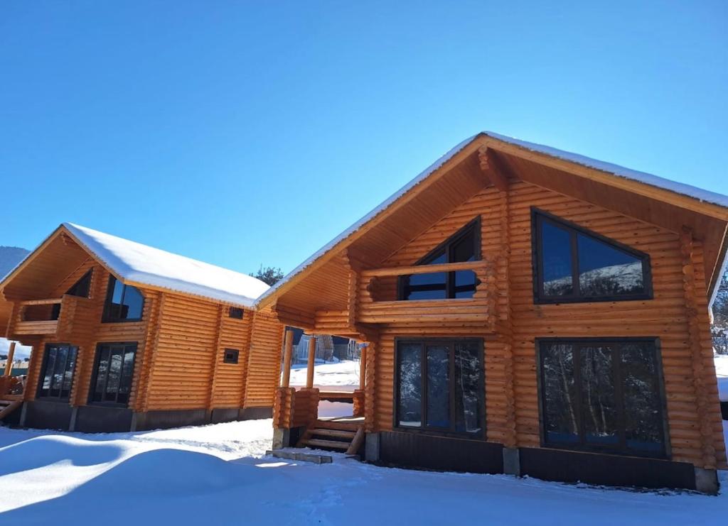 une cabane en rondins dans la neige dans l'établissement Cottage Borjomi, à Tsemi