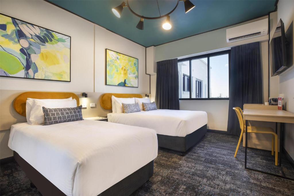 
Studio Queen and Single
