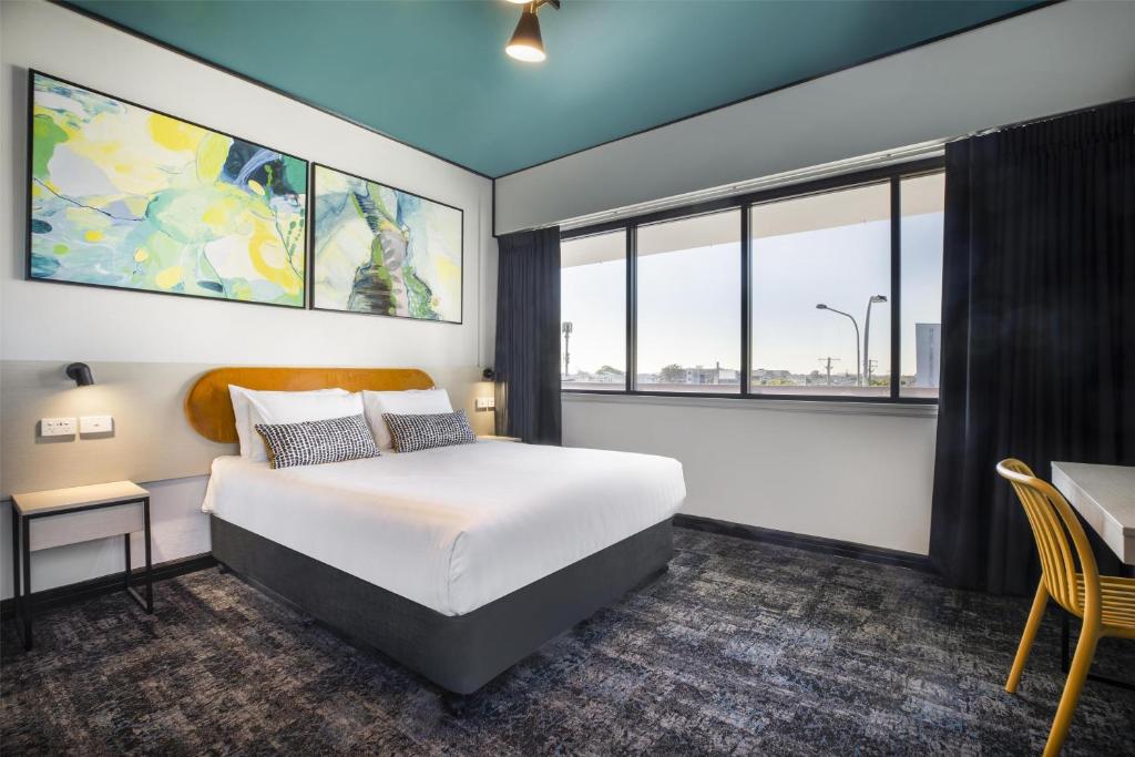 Nightcap at Prince of Wales Hotel - Resim 1