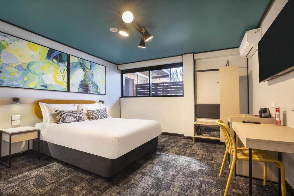 Nightcap at Prince of Wales Hotel - Resim 6