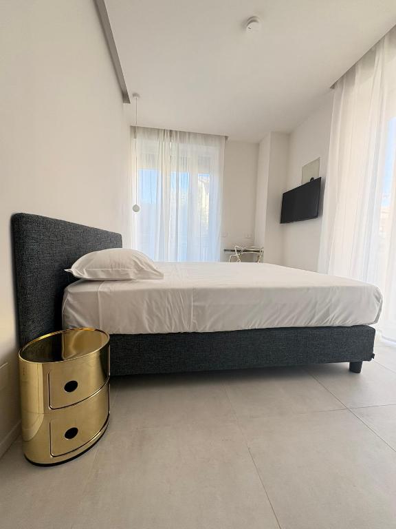 a bedroom with a large bed with a bucket at Ruffini Boutique Rooms in Ascoli Piceno