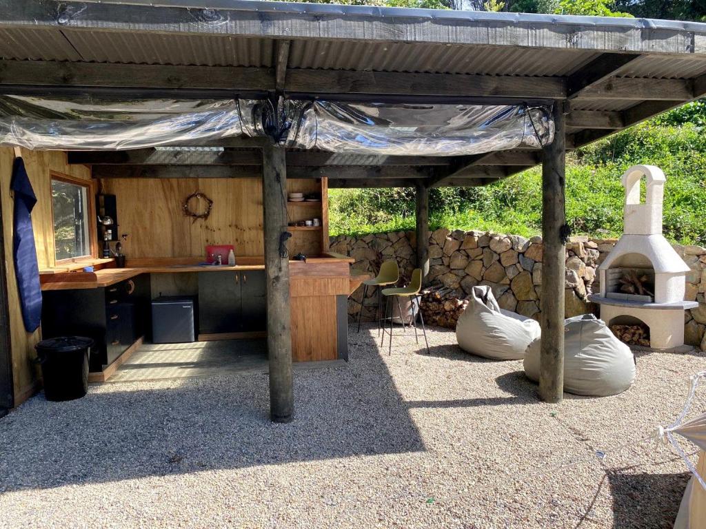 Φωτογραφία από το άλμπουμ του Off-Grid Bell Tent Glampsite Overlooking Creek, with Outdoor Fireplace in Waikato, New Zealand σε Raglan