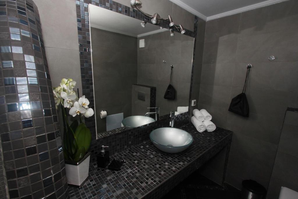 A bathroom at Caldera's Majesty