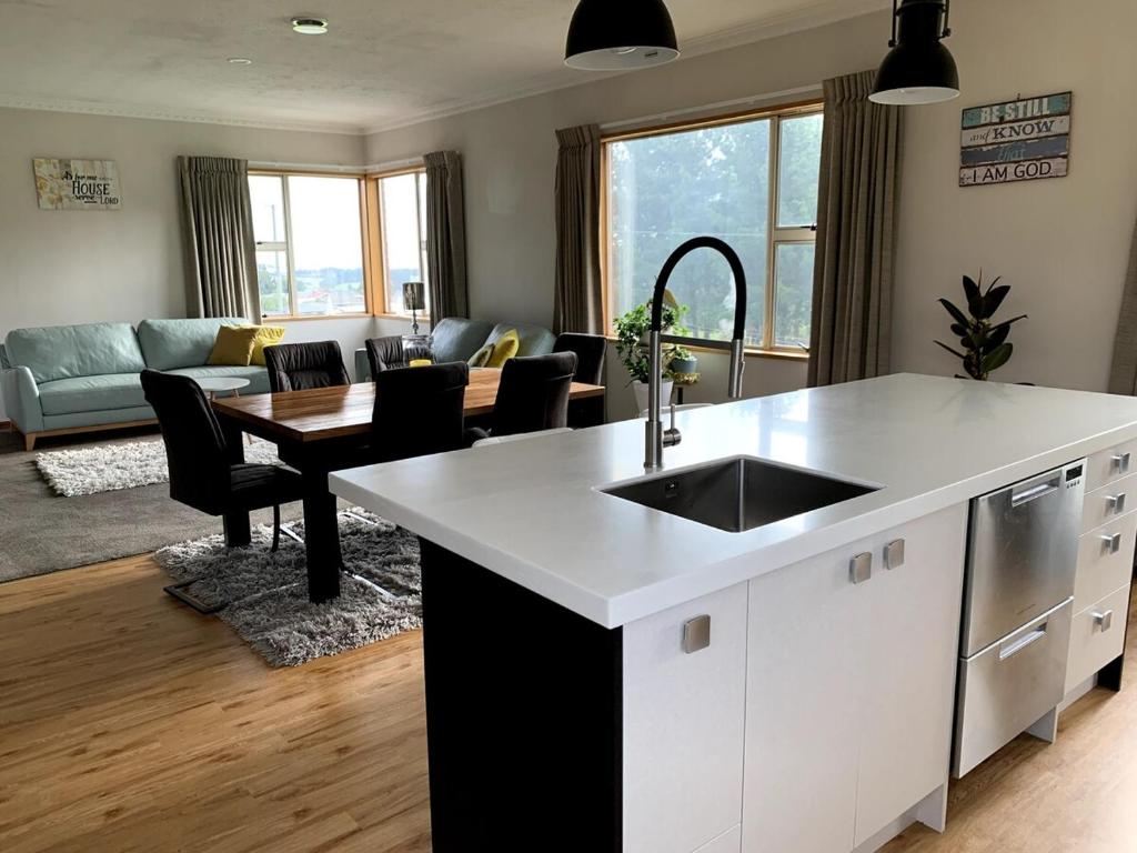 Cheerful country home with 3-bedrooms, 2-bathrooms - Resim 1