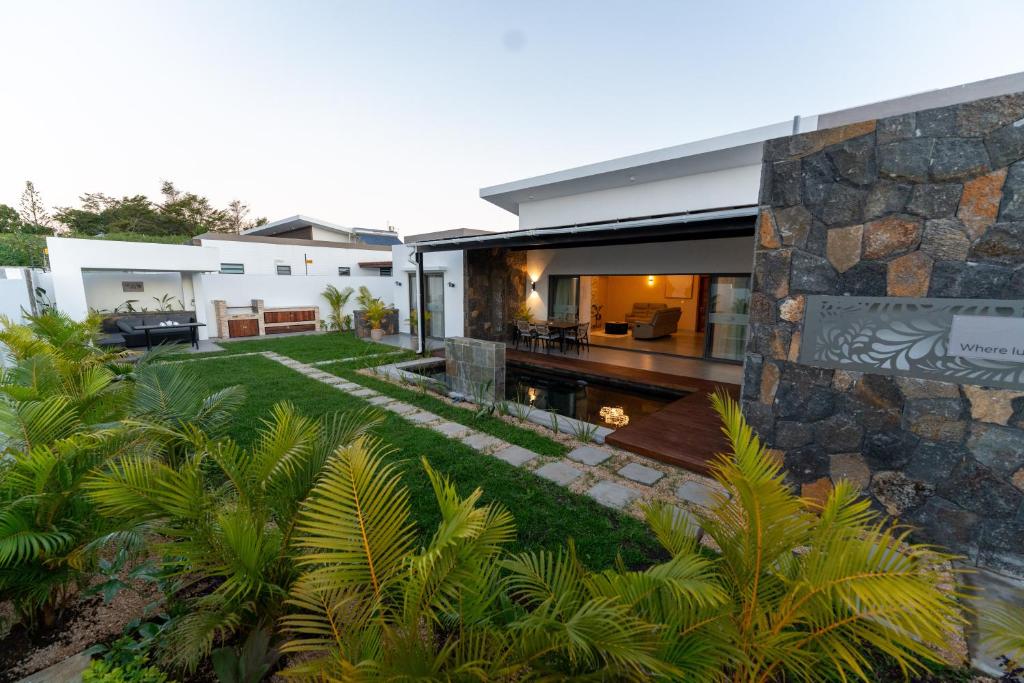an exterior view of a house with a garden at Mauritius in Midlands Station